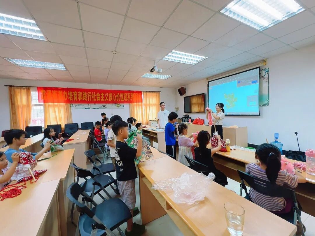 霞涌街道开展“孝亲敬老月”主题活动，暖心的“艾”来自孩子们的小手