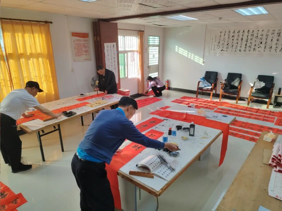 霞涌街道书法爱好者免费写春联送邻里